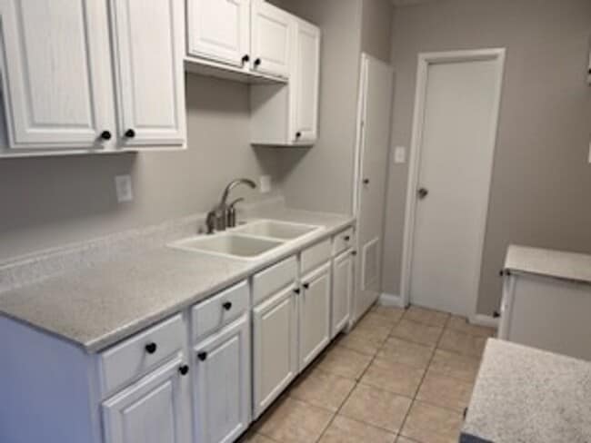 Building Photo - 1705 Breckenwood Ct