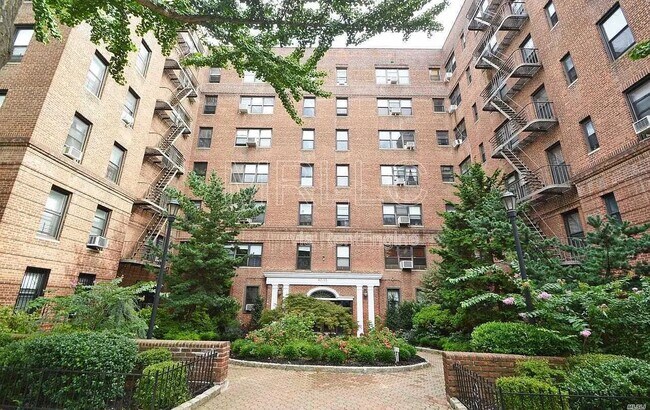 Foto del edificio - 6735 Yellowstone Blvd