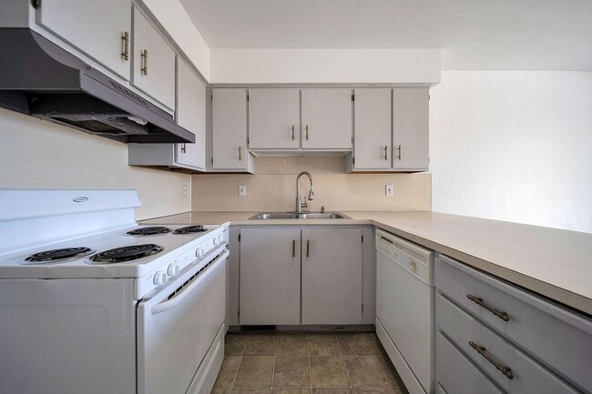 Building Photo - Duplex w Large Backyard + 1 car detached g...