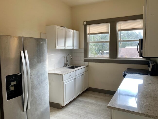 Building Photo - CHARMING AND UPDATED 2 BEDROOM 1 BATH.  MO...
