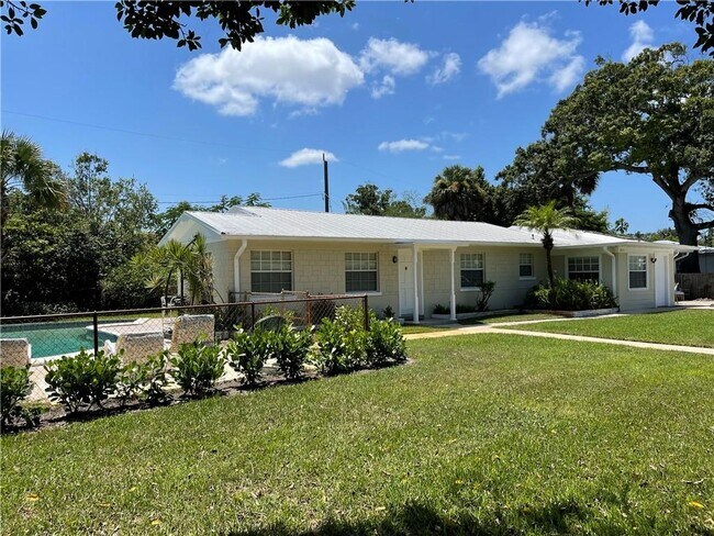 Building Photo - 2015 15th Ln