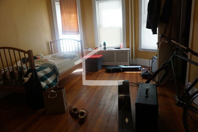 Building Photo - Huge 4 bed in Allston....