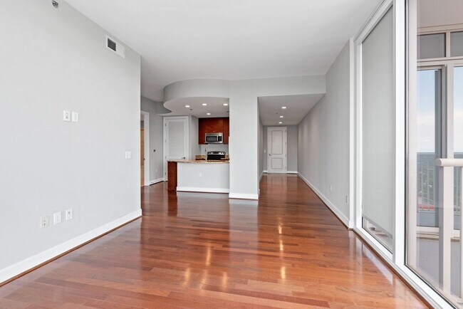 Foto del edificio - ** 1/2 OFF FIRST MONTH'S RENT ** Living th...