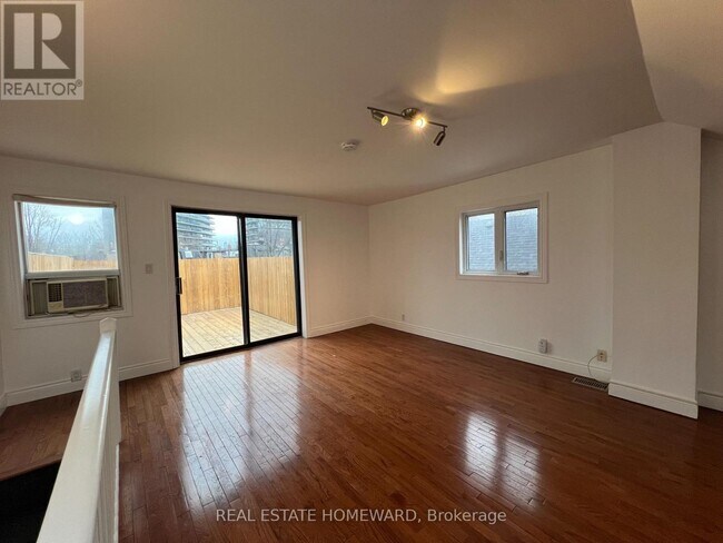 Photo du bâtiment - 220 Pape Ave