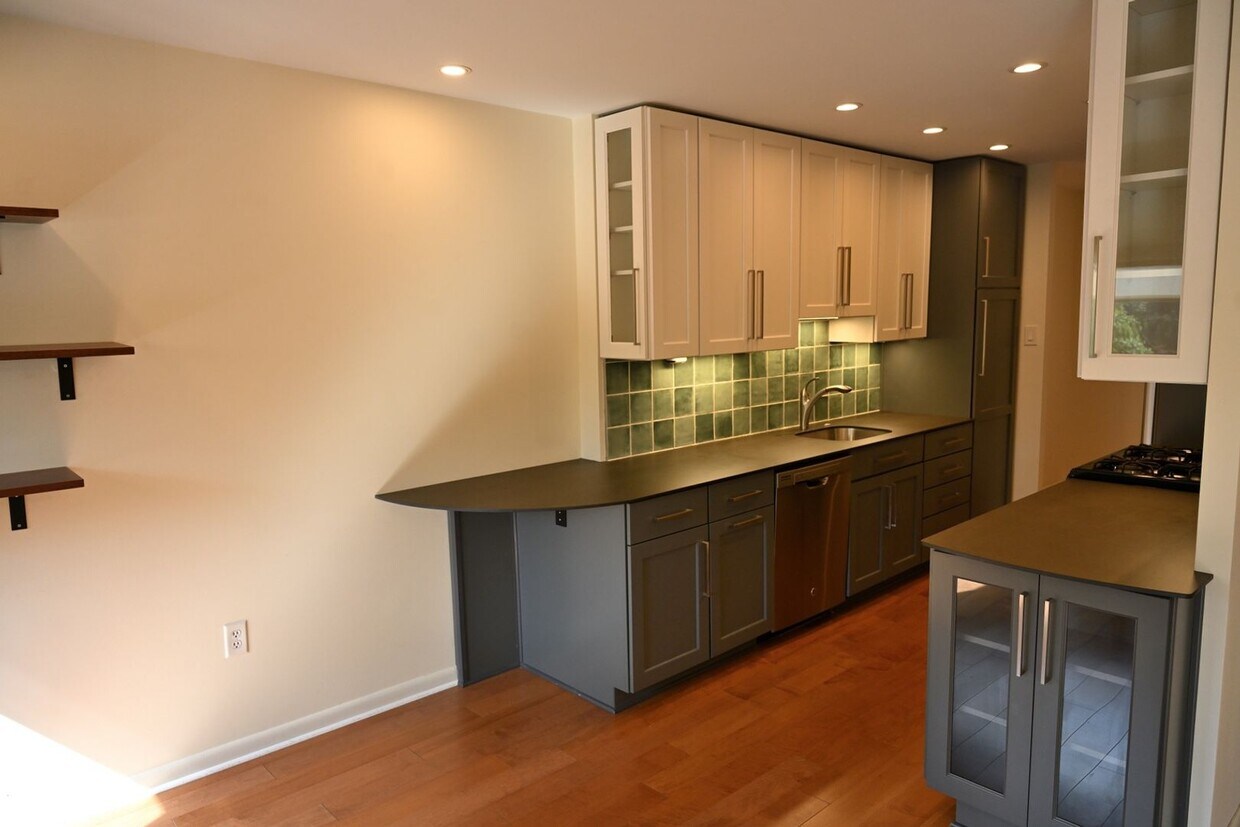 Foto principal - 2 Bedroom, 2 Bath Just listed in the Oak H...