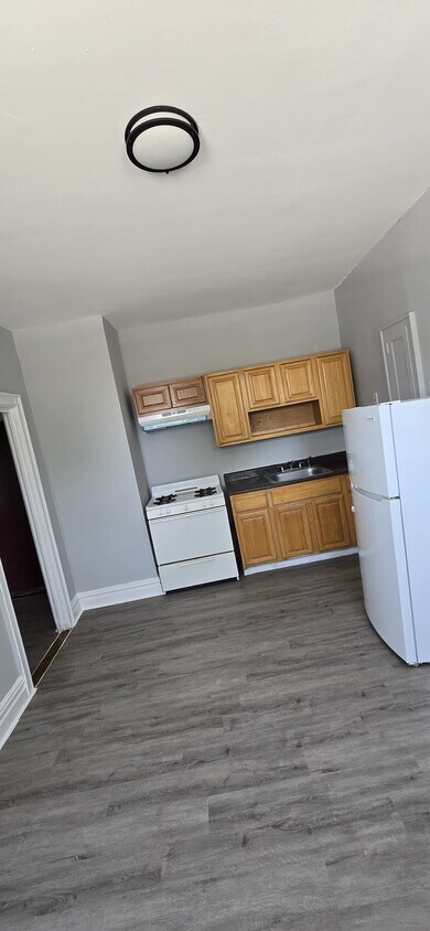 749 Chancellor Ave 304 - 20 Cornell St