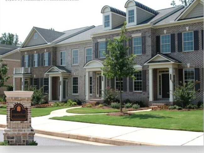 Building Photo - Beautiful 3 Bedroom 3 & 1/2 Bath Townhome