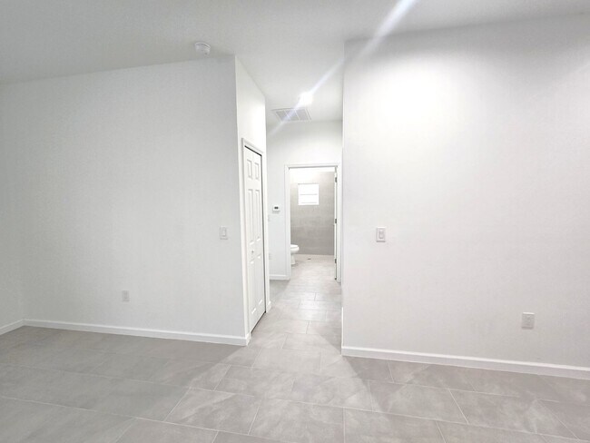 Foto del edificio - BRAND NEW-2/2/1-GREAT LEHIGH LOCATION