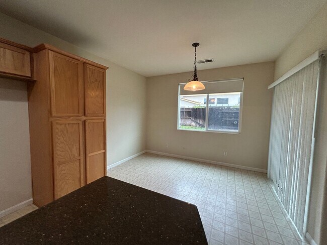 Building Photo - Desirable Location