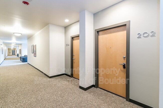 Foto del edificio - 1053 W Century Dr