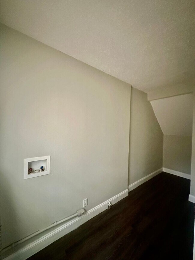 Foto del edificio - Two Sory 2 Bedroom Duplex For Rent