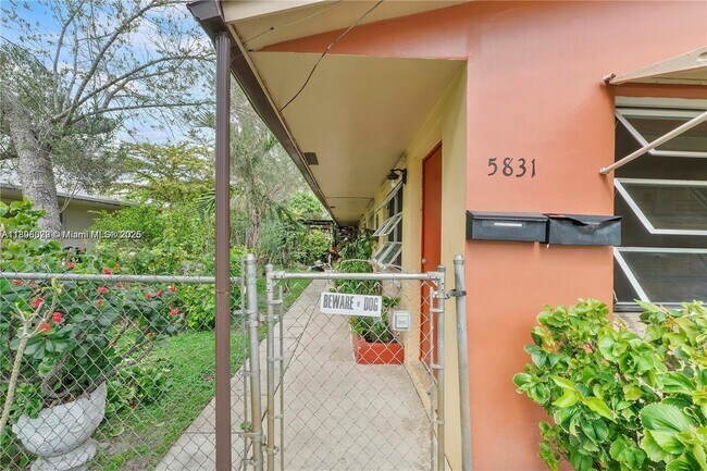 Foto del edificio - 5831 Taylor St