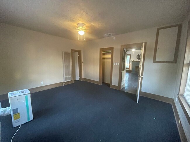 Building Photo - 2 Bedroom Rental $900/month