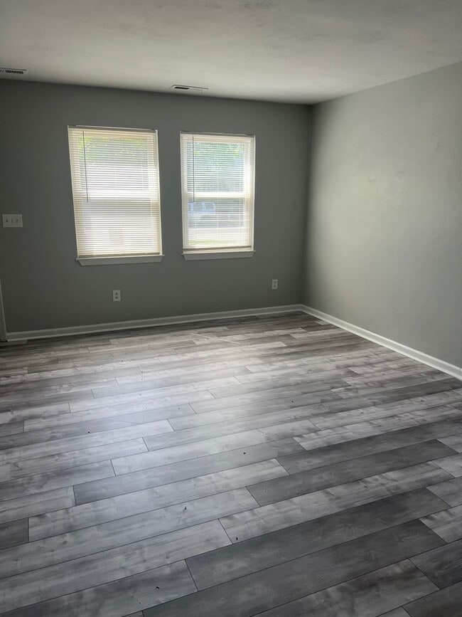 Building Photo - AWESOME 2 BEDROOM 1.5 TOWNHOME NEAR OCEANF...