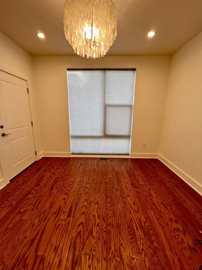 Foto del edificio - Luxurious 2-Bedroom Townhome with One Park...