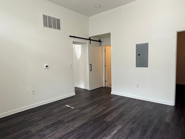 Building Photo - "Cozy Urban Retreat: Stylish 1-Bedroom Apartment in Vibrant Cincinnati Location!"