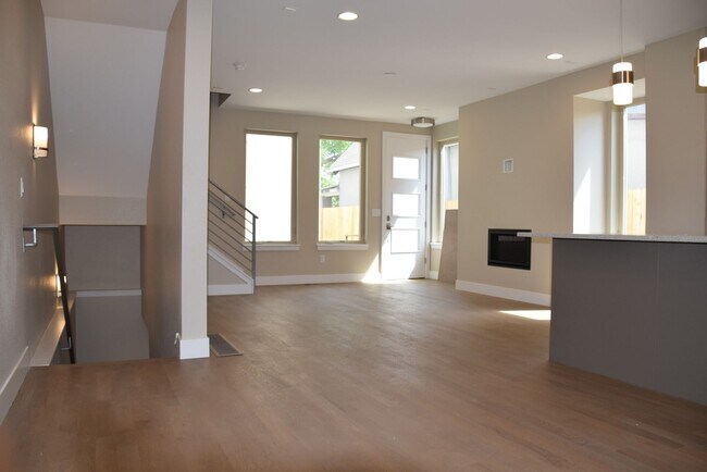 Foto del edificio - 3 bedroom / 3.5 bath Townhome + 2 Large Flex Spaces & Spacious Roof Top Deck!