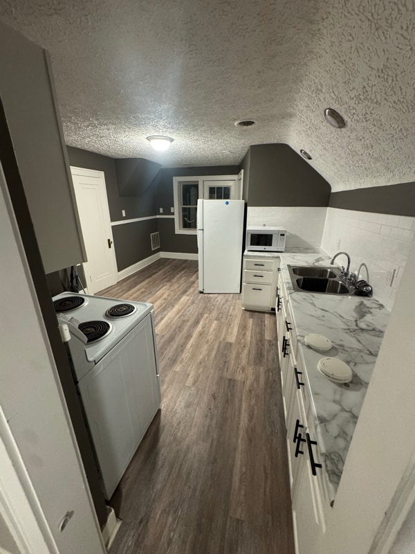 Building Photo - 5135 Stanley Ave