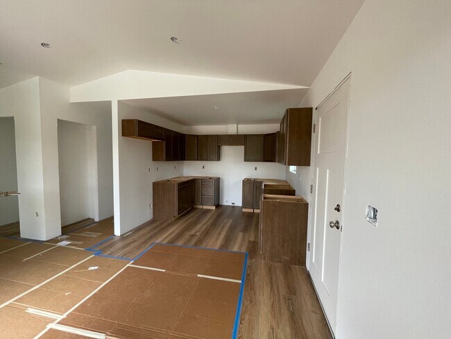 Building Photo - 6737 W Queen Anne Ave
