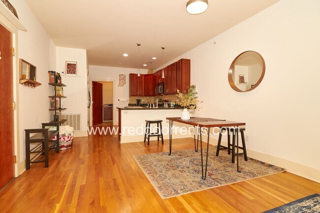 Foto del edificio - Great opportunity on a sought after tree-l...