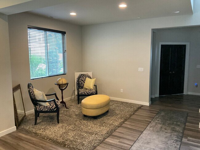 Foto del edificio - Furnished 4BR/3.5BA Home w/ Modern Ameniti...