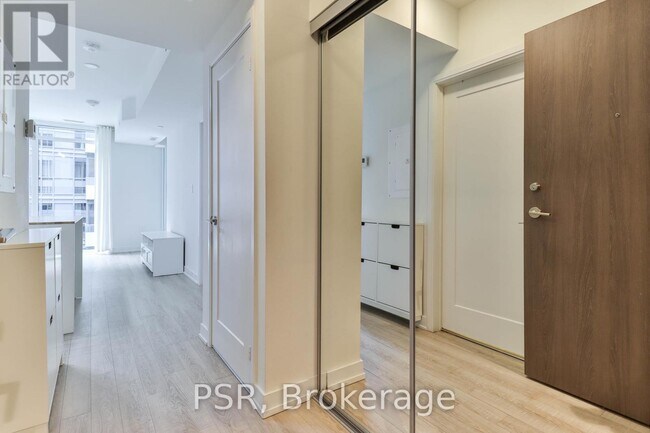 Photo du bâtiment - 576-576 Front St W