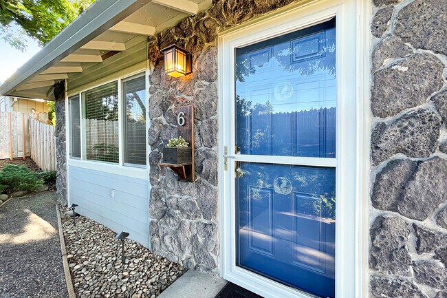 Building Photo - 6 SE 136th Ave