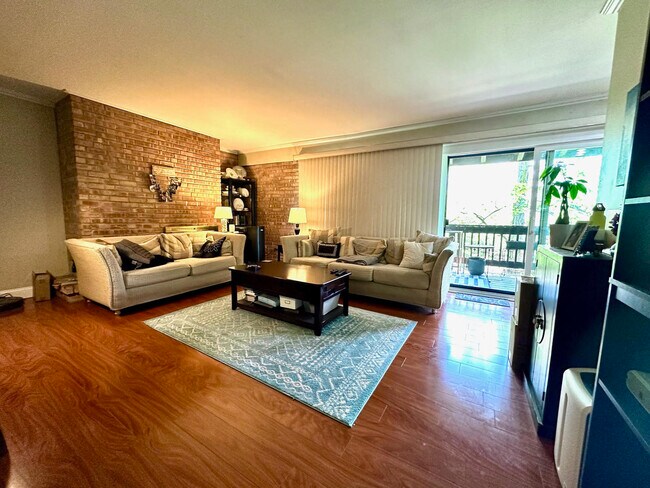 Foto del edificio - 1617 Maple Terrace