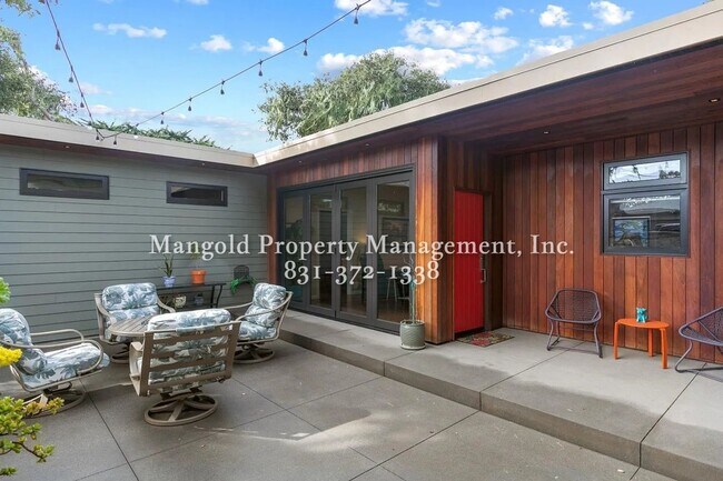 Foto del edificio - Stylish 2-Bed, 2-Bath Corner Lot Home with Modern Design and Spacious Outdoor Areas