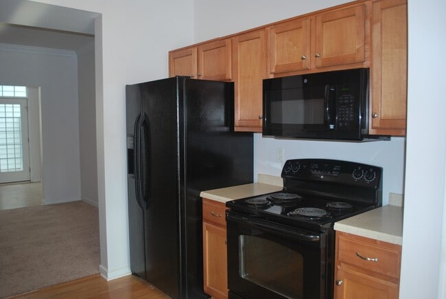 Building Photo - -- AVAILABLE SOON!  SPACIOUS 3 BED 2.5 BAT...