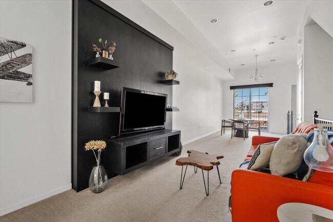 Foto del edificio - 421 W 6th St