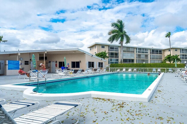 Building Photo - 2606 Garden Dr S