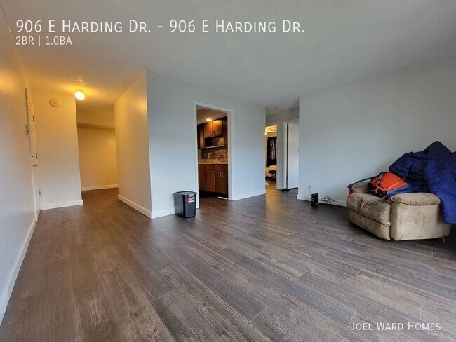 Building Photo - Renovated 2 Bedroom Apartment Conveniently...