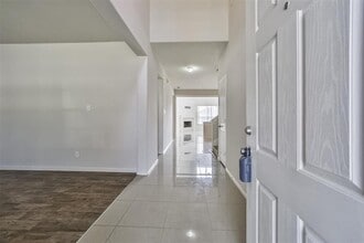 Building Photo - 911 Merlin Roost Ct