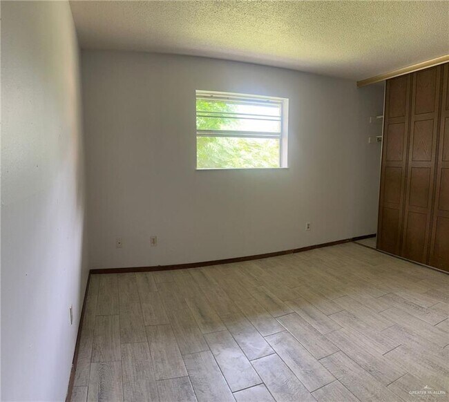 Foto del edificio - 2421 W Tamarack Ave
