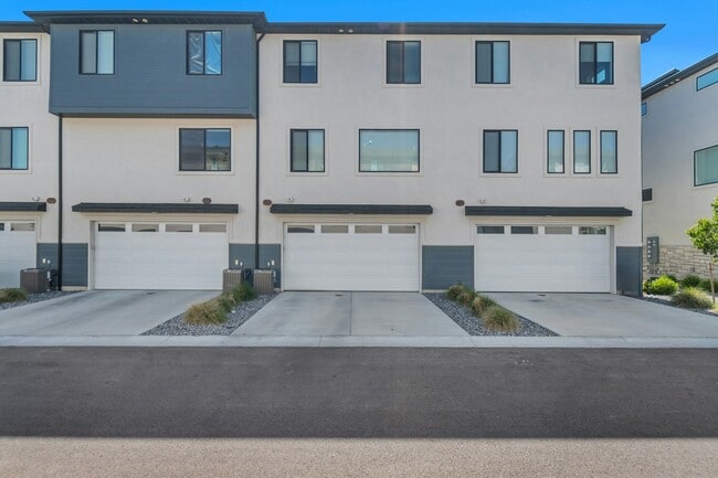 Building Photo - 501 1080 W