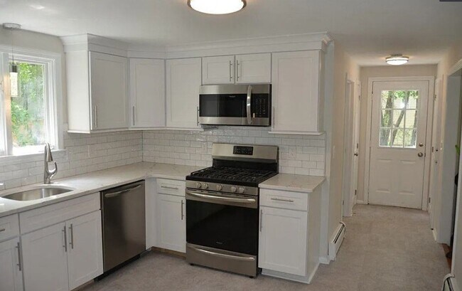 Foto del edificio - Rent Reduced! Ideally located 3 bedroom ho...