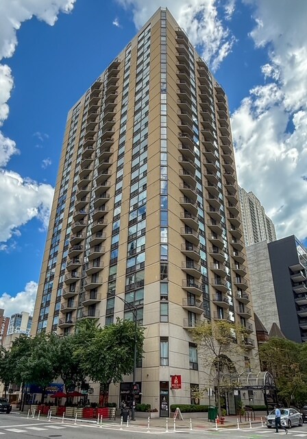 Foto del edificio - 70 W Huron St