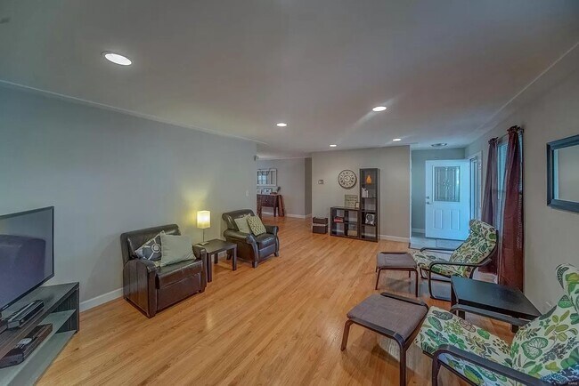 Foto del edificio - 2404 Wendy Way Dr