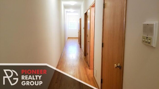 Building Photo - 3 bedroom in CHICAGO IL 60613