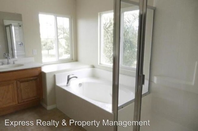 Building Photo - 2907 Lake View Dr