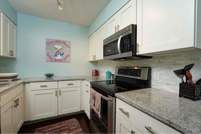 Building Photo - 123 Oakwood Rd