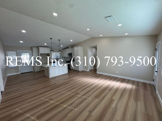 Building Photo - Remodeled Hersperia Front House with Laund...