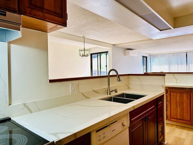 Building Photo - 2/2.5/1 AT DOWSETT POINT- NESTLED ON THE SLOPES OF PUNCHBOWL