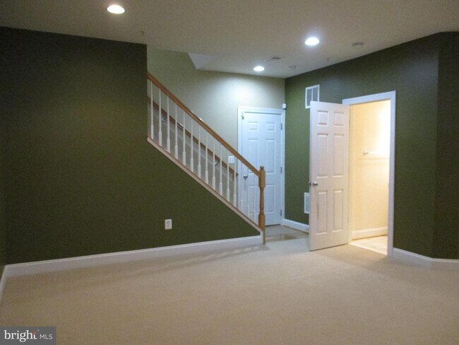 Building Photo - 3547 Goddard Way