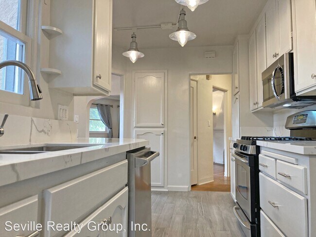 Building Photo - 3 br, 1 bath House - 2201 Mission Avenue