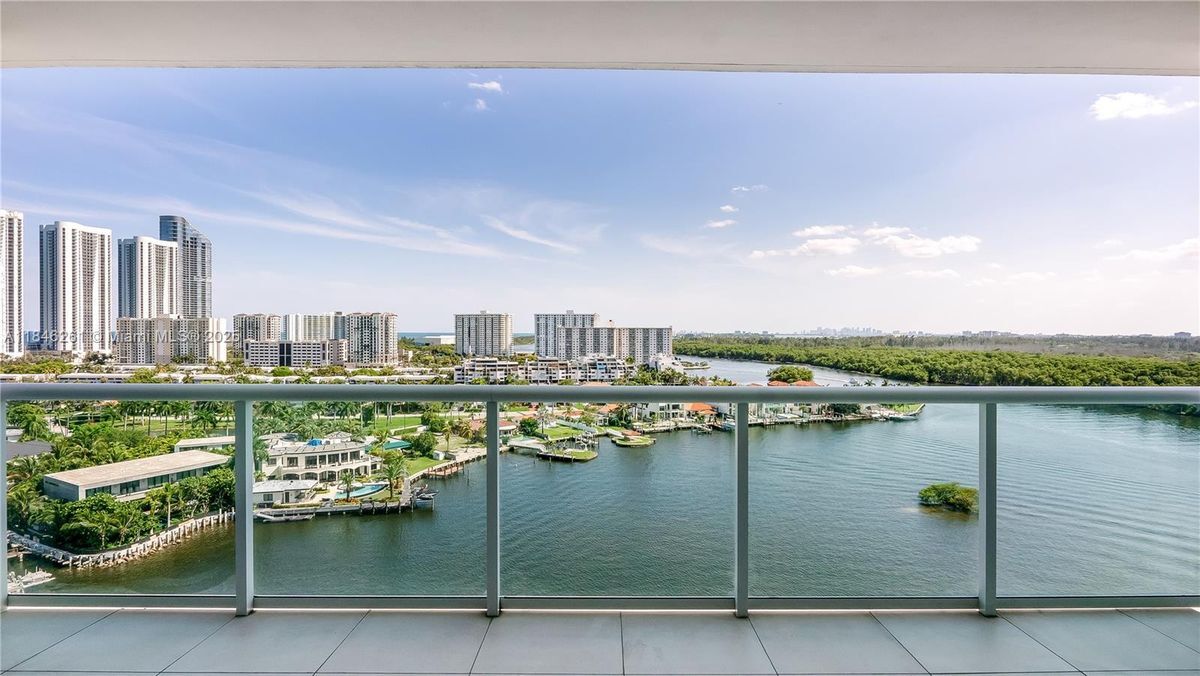 Foto principal - 400 Sunny Isles Blvd