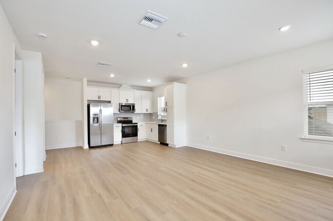 Building Photo - Modern 1/1 Garage Apartment Living with 1 Car Garage in the Heart of Laureate Park!
