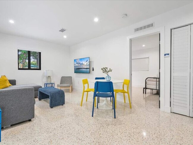 Foto del edificio - 256 NW 57th St
