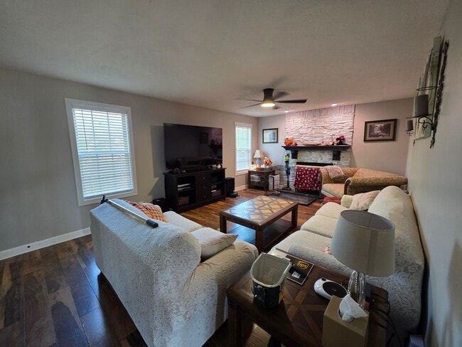 Building Photo - Charming 2-Story Home Available This Novem...